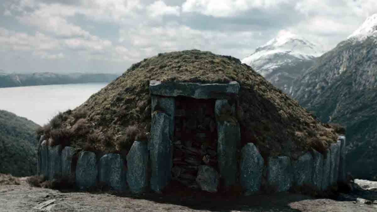 Vikings da Depressão - O túmulo de Bjorn Ironside ⚔ Montículo que se alega  supostamente ser o túmulo de Bjorn Ironside na ilha de Munsö, no Lago  Malar, Suécia. O montículo é