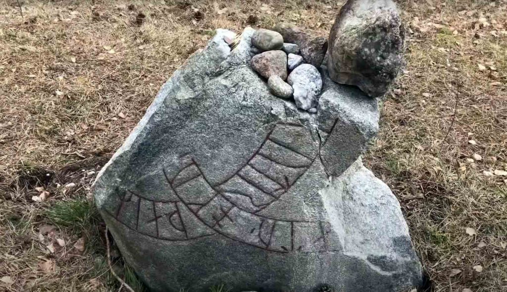 Vikings da Depressão - O túmulo de Bjorn Ironside ⚔ Montículo que se alega  supostamente ser o túmulo de Bjorn Ironside na ilha de Munsö, no Lago  Malar, Suécia. O montículo é